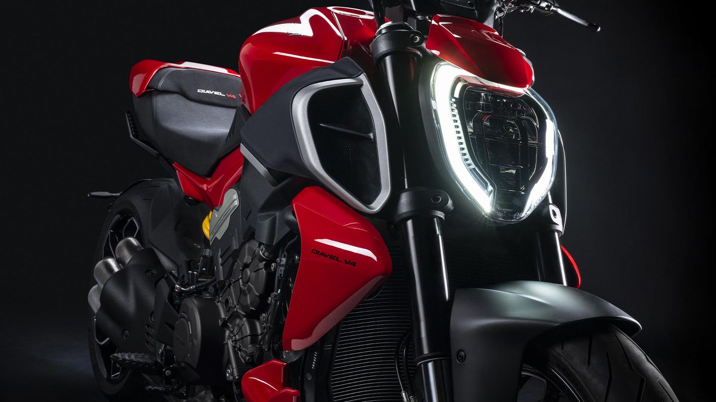 2023 Ducati Diavel V4 front